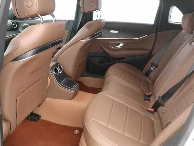 Mercedes-Benz E-Class — Фото автомобиля 10