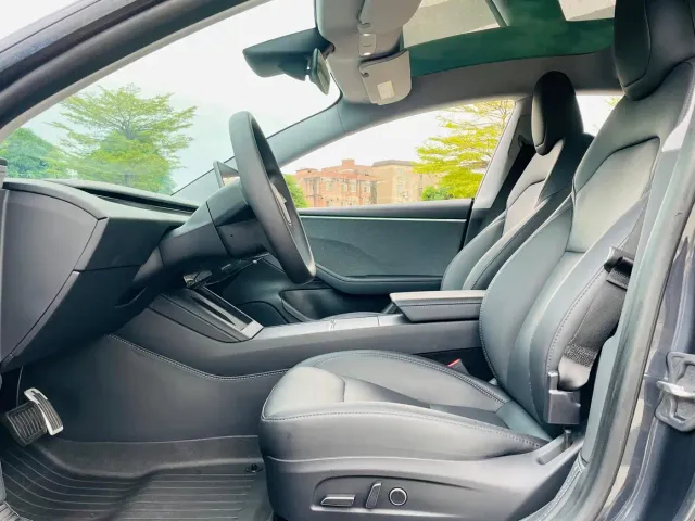 Tesla Model 3 — Фото автомобиля 17