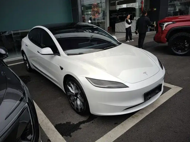 Tesla Model 3 — Фото автомобиля 3