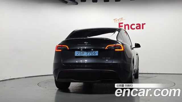 Tesla Model Y — Фото автомобиля 4