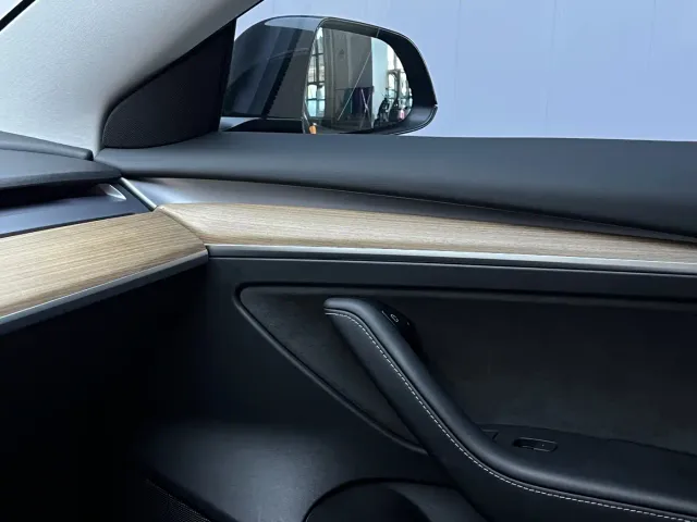 Tesla Model 3 — Фото автомобиля 15