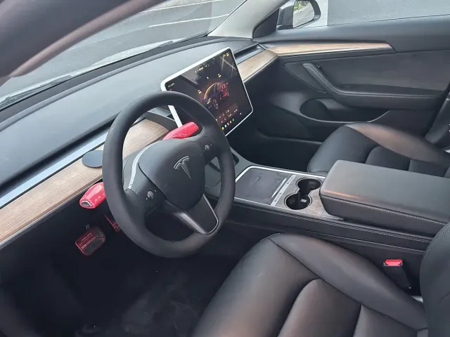 Tesla Model 3 — Фото автомобиля 5