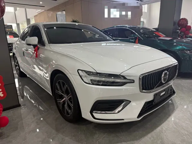 Volvo S60 — Фото автомобиля 3