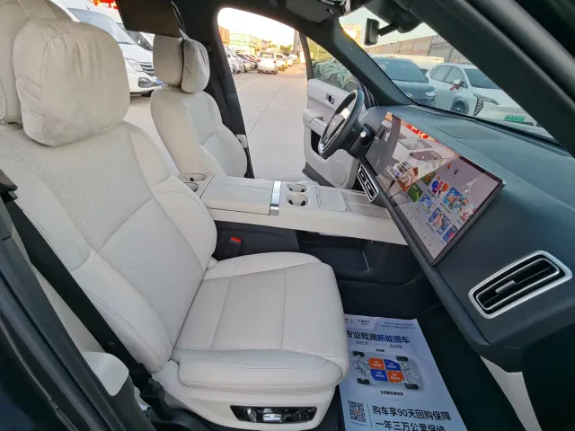 Li Auto L8 — Фото автомобиля 12
