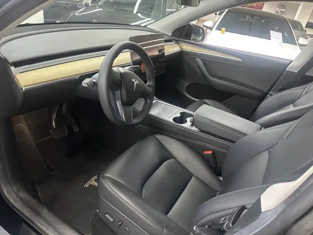 Tesla Model Y — Фото автомобиля 3