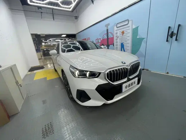 BMW 5 Series — Фото автомобиля 2