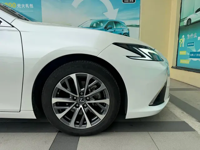 Lexus ES — Фото автомобиля 7
