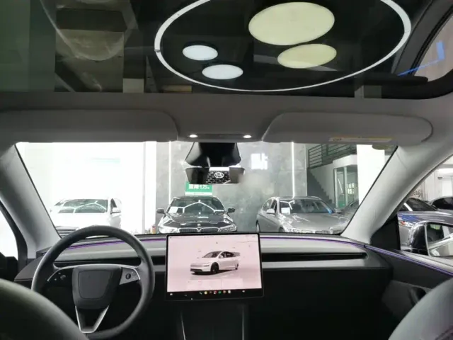 Tesla Model Y — Фото автомобиля 17