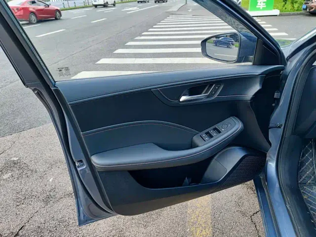 Roewe i5 — Фото автомобиля 6