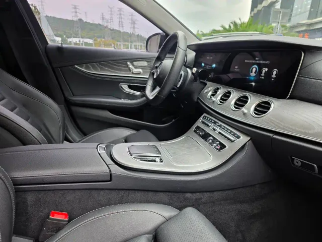 Mercedes-Benz E-Class — Фото автомобиля 24