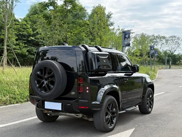 Land Rover Defender — Фото автомобиля 14