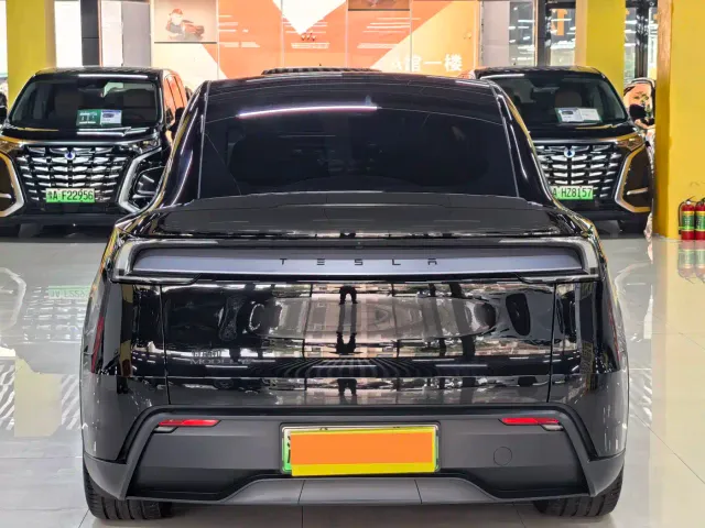 Tesla Model Y L — Фото автомобиля 17