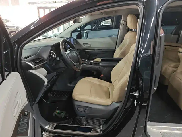 Toyota Sienna — Фото автомобиля 15