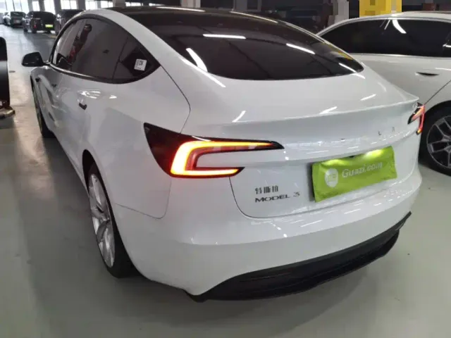 Tesla Model 3 — Фото автомобиля 4