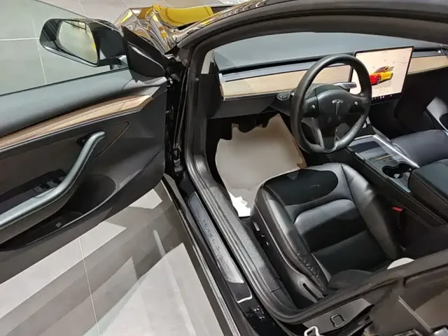 Tesla Model 3 — Фото автомобиля 15