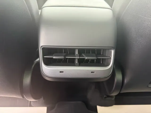 Tesla Model Y — Фото автомобиля 8