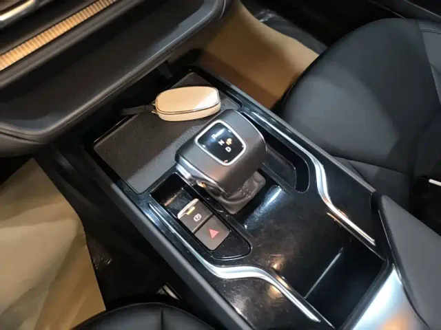 Hongqi E-QM5 — Фото автомобиля 13