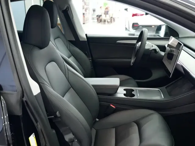 Tesla Model Y — Фото автомобиля 15