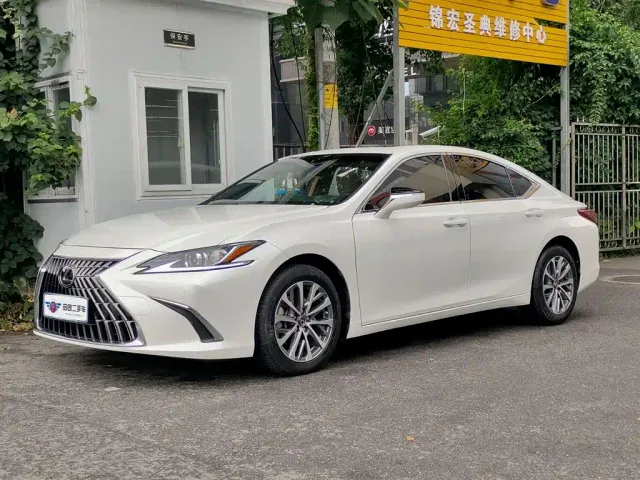 Фотография автомобиля — Lexus ES