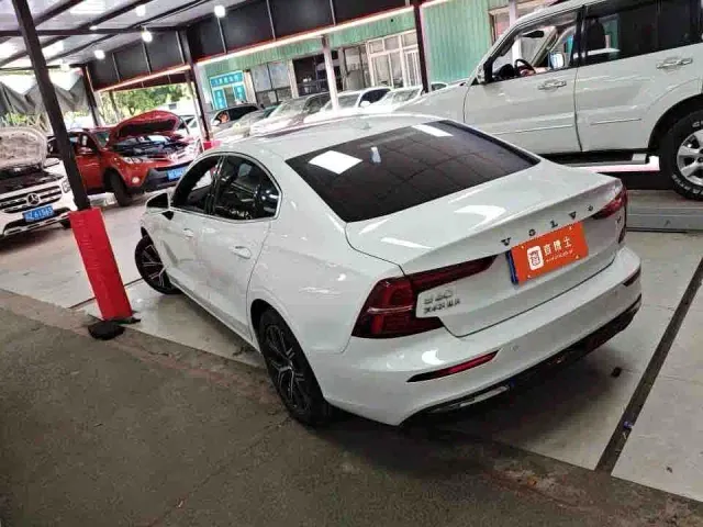 Volvo S60 — Фото автомобиля 8