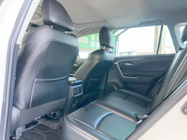 Toyota RAV4 — Фото автомобиля 9