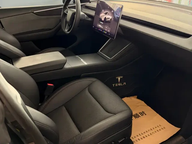 Tesla Model Y — Фото автомобиля 4