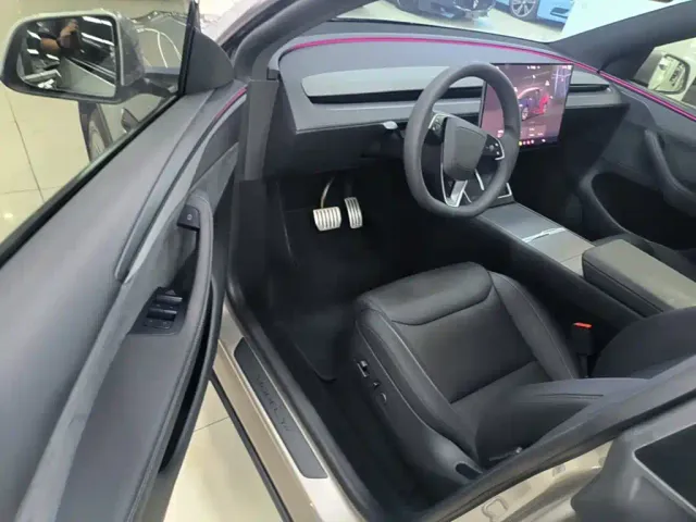 Tesla Model Y L — Фото автомобиля 15