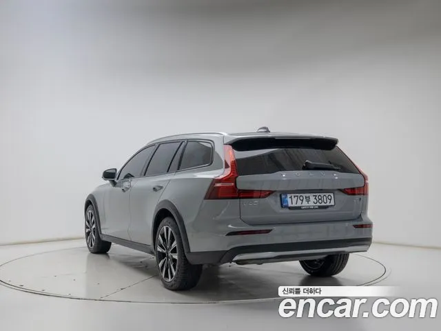 Volvo V60 Cross Country 2nd Gen — Фото автомобиля 4