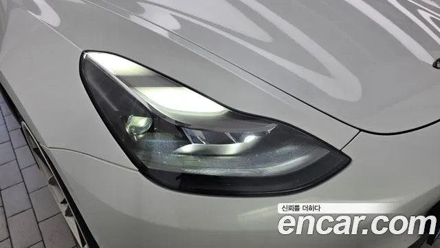 Tesla Model 3 — Фото автомобиля 22