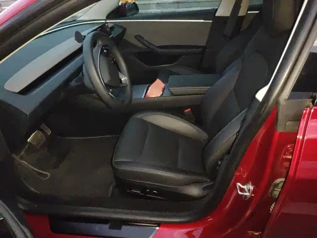Tesla Model 3 — Фото автомобиля 11