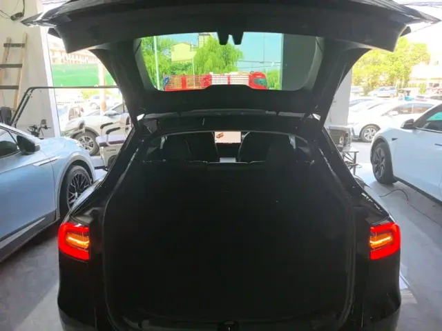 Tesla Model Y — Фото автомобиля 18