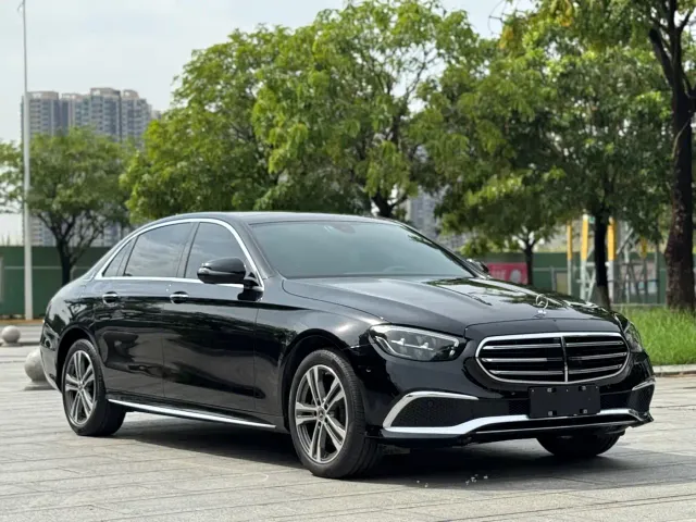 Mercedes-Benz E-Class — Фото автомобиля 3