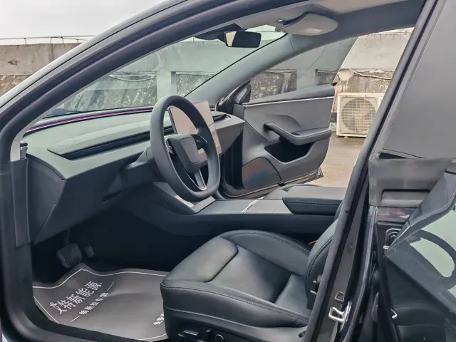 Tesla Model 3 — Фото автомобиля 8