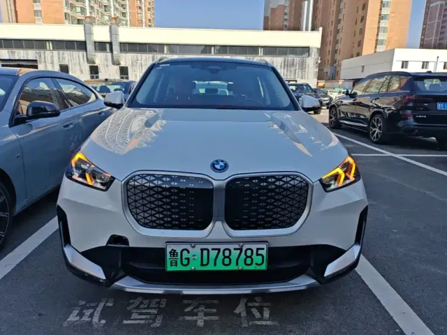 BMW iX1 — Фото автомобиля 2