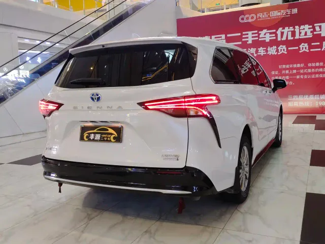 Toyota Sienna — Фото автомобиля 24