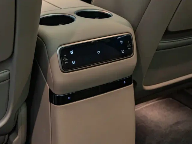Li Auto i8 — Фото автомобиля 18