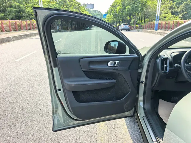 Volvo C40 — Фото автомобиля 4