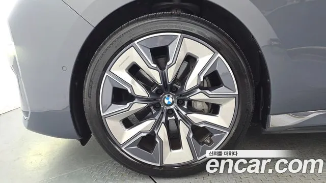 BMW i7 G70 — Фото автомобиля 5
