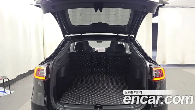 Tesla Model Y — Фото автомобиля 26