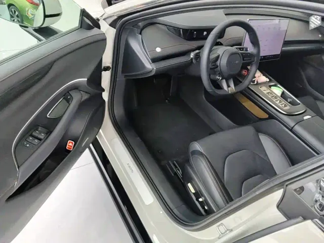 Xiaomi SU7 — Фото автомобиля 15