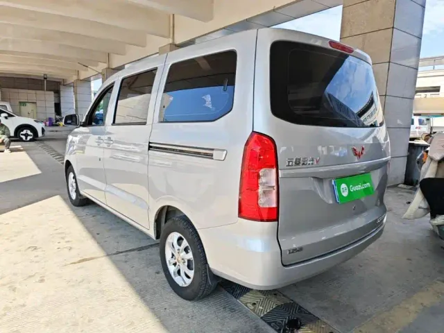 Wuling Hongguang V — Фото автомобиля 4