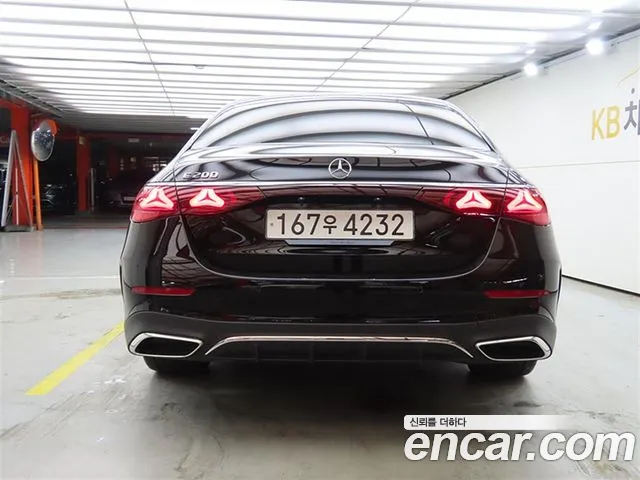 Mercedes-Benz E-Class — Фото автомобиля 3
