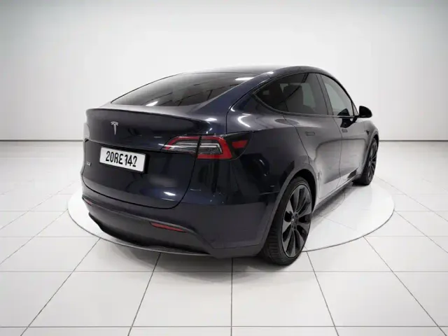 Tesla Model Y — Фото автомобиля 4