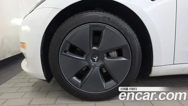 Tesla Model 3 — Фото автомобиля 2