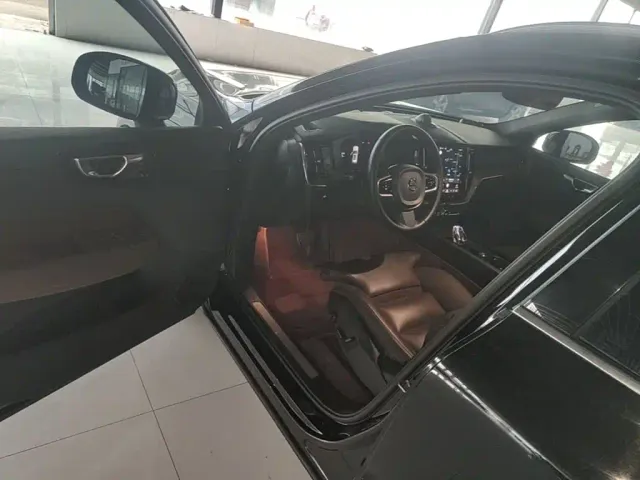 Volvo XC60 — Фото автомобиля 15