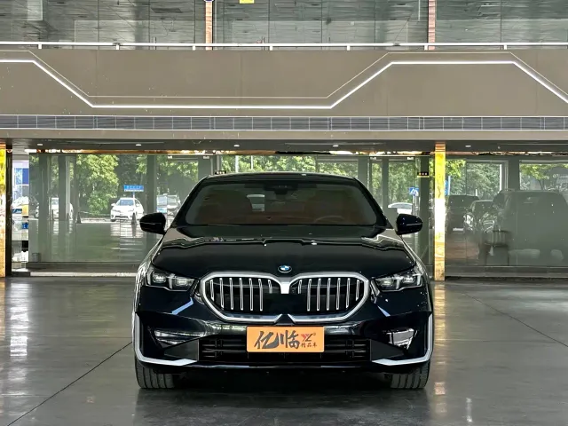 BMW 5 Series — Фото автомобиля 2