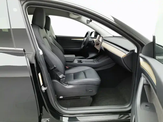 Tesla Model Y — Фото автомобиля 23