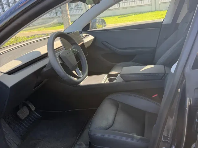 Tesla Model 3 — Фото автомобиля 9
