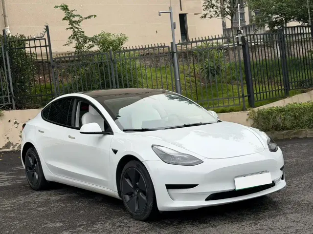 Tesla Model 3 — Фото автомобиля 3