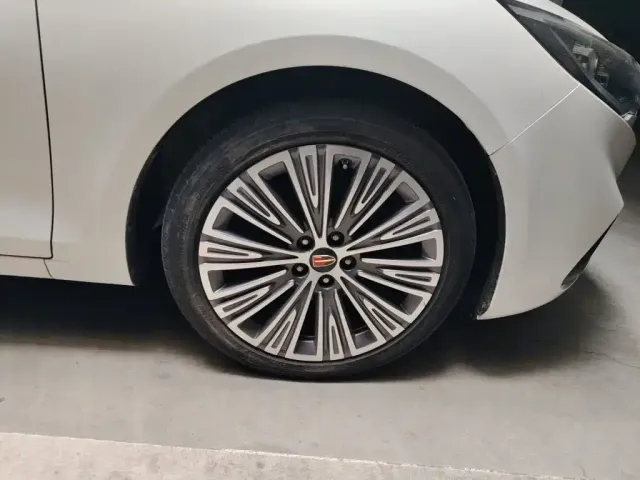 Hongqi Hongqi H5 2022 Classic 1.8T Auto Smart Connect Flag Rhythm Edition — Фото автомобиля 24